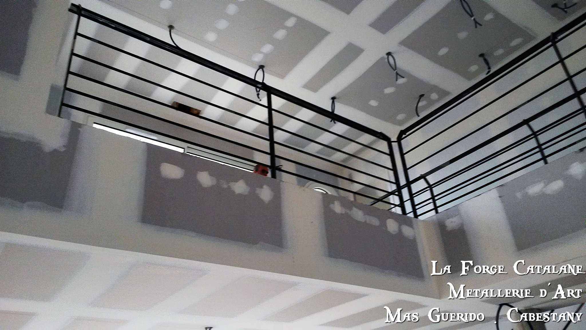 Garde corps decoupe laser lisses horizontale carre main courante deporte forge catalane 5.jpg